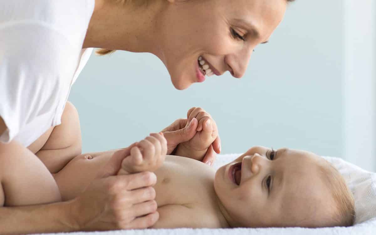 Cadeau de naissance pour le nouveau-né et ses heureux parents, En Equilibre  Massage