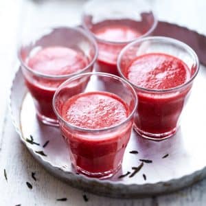 Lire la suite à propos de l’article Recette détox : Cocktail minceur de cerises au thé vert