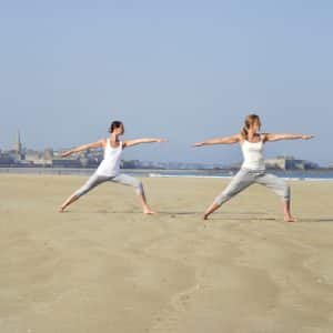 Yoga sur la plage à Saint-Malo