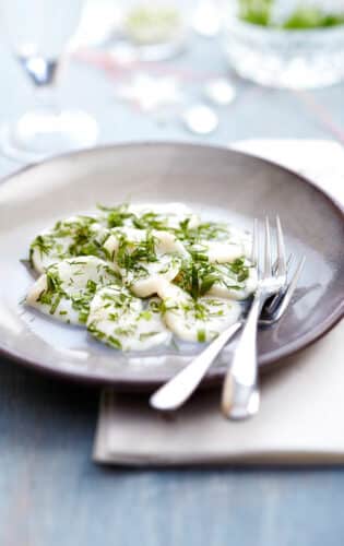 Lire la suite à propos de l’article Recette : Carpaccio de Saint-Jacques marinées avec un mélange d’herbes